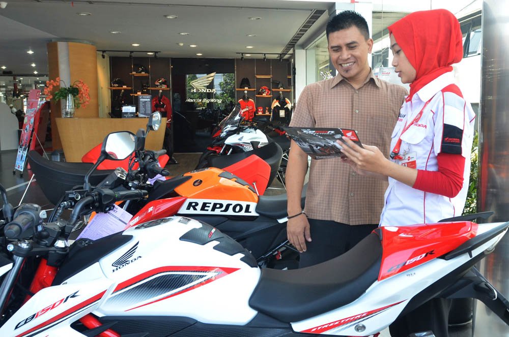 CB150R StreetFire (1)