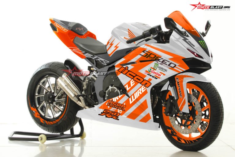 cbr250rrwhite-drift-battle