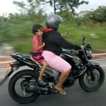 inilah Foto ibu naik motor laki bonceng anak tanpa helm main hape pula