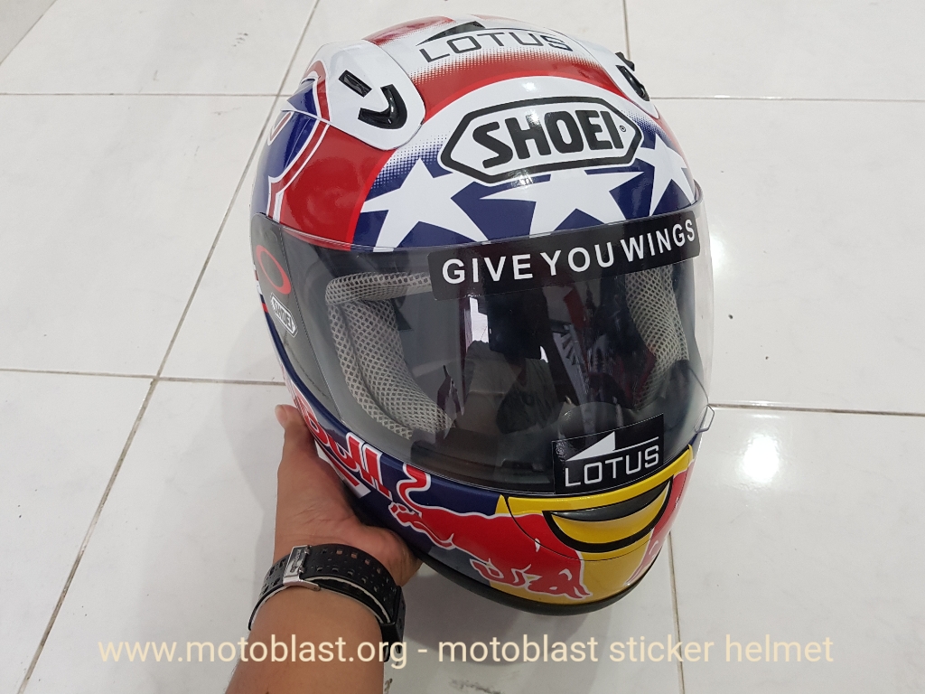 Decal stiker Helm bawaan motor Kawasaki di sulap menjadi livery Shoei