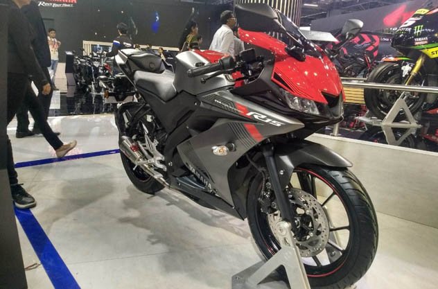 2018-Yamaha-YZF-R15-India-1b