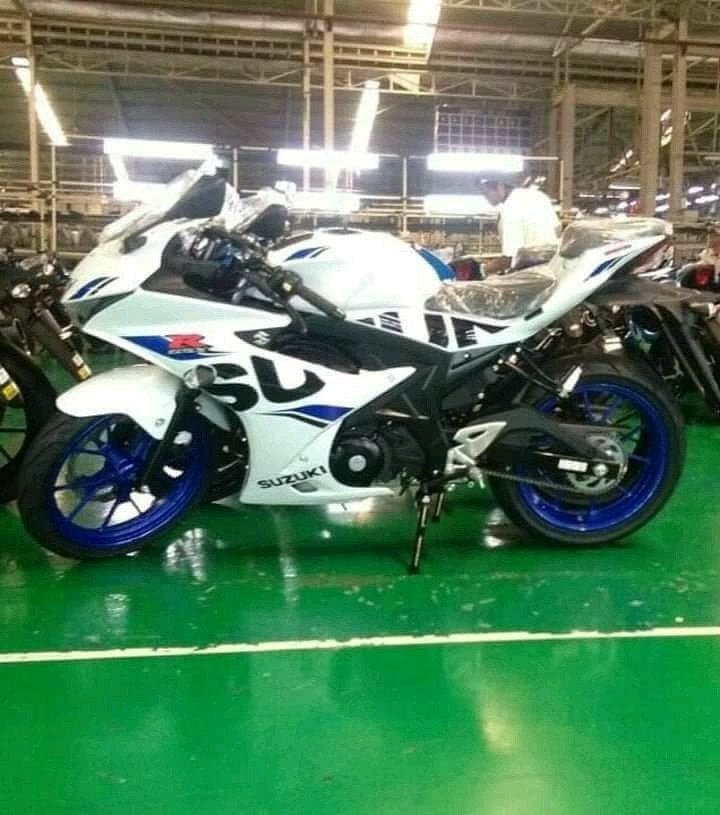 Gsx-r150 putih biru velg biru.jpg