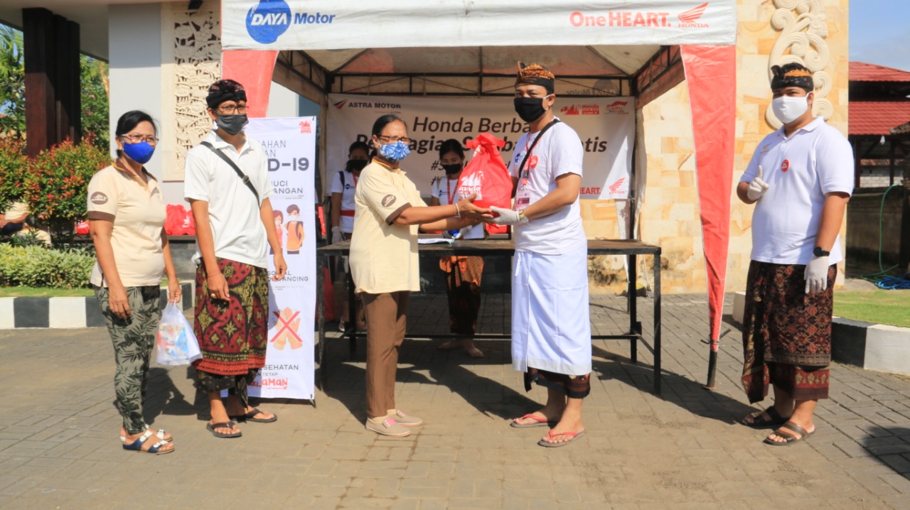 Dealer Honda Daya Motor Gianyar Berbagi Sembako Kepada Warga Desa