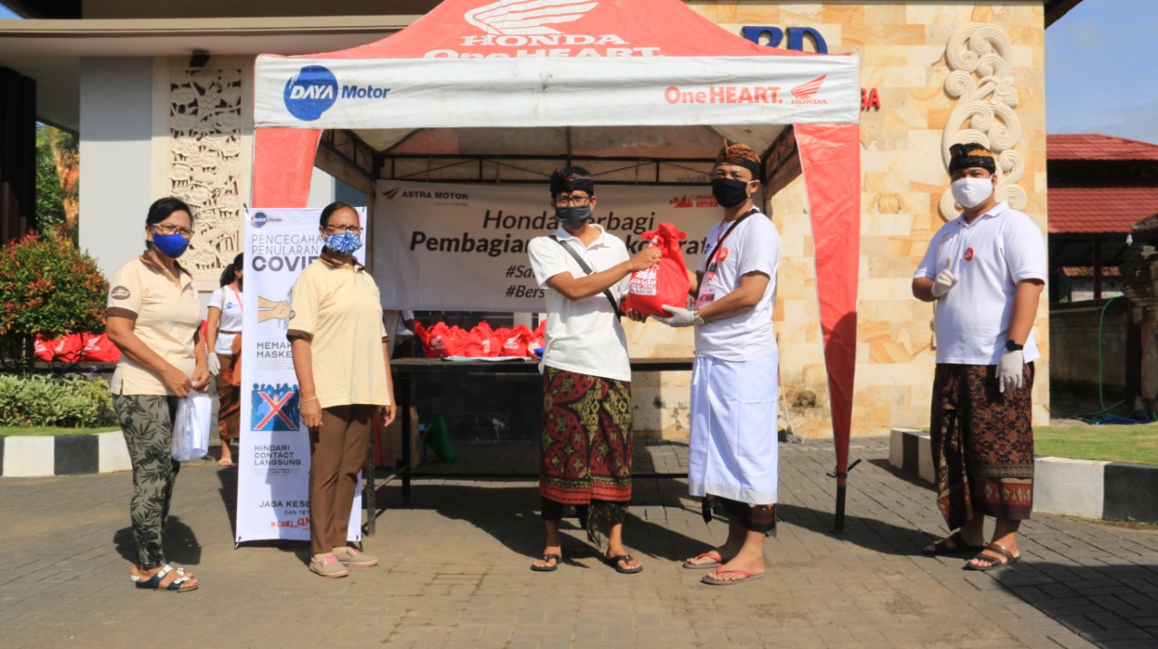 Dealer Honda Daya Motor Gianyar Berbagi Sembako Kepada Warga Desa