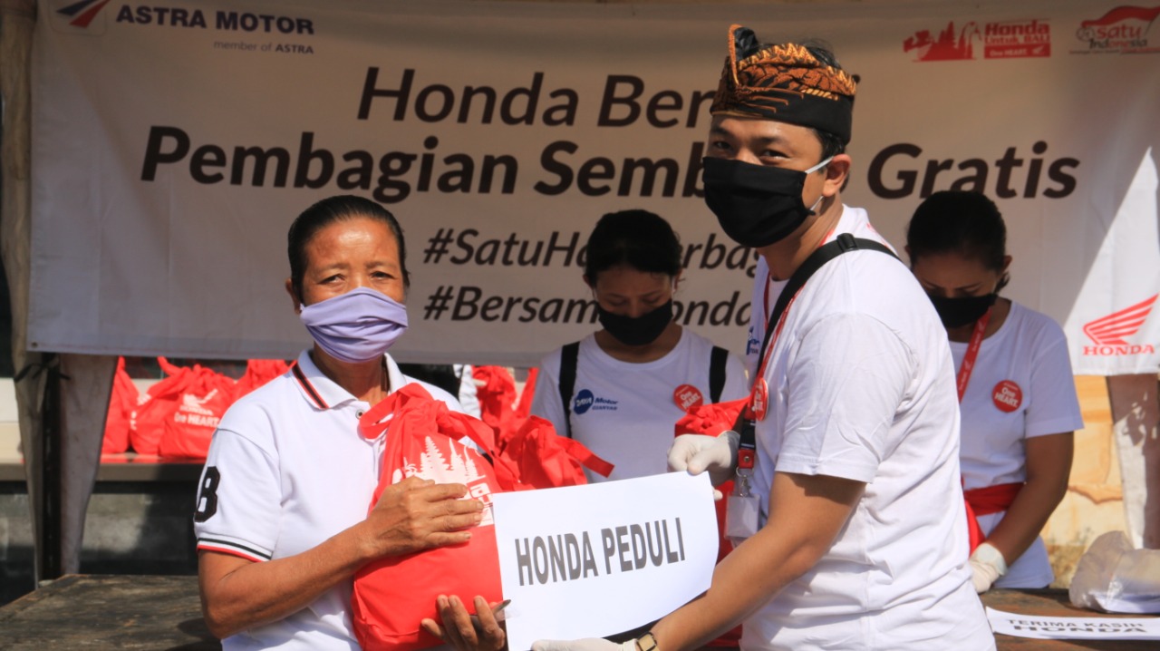 Dealer Honda Daya Motor Gianyar Berbagi Sembako Kepada Warga Desa