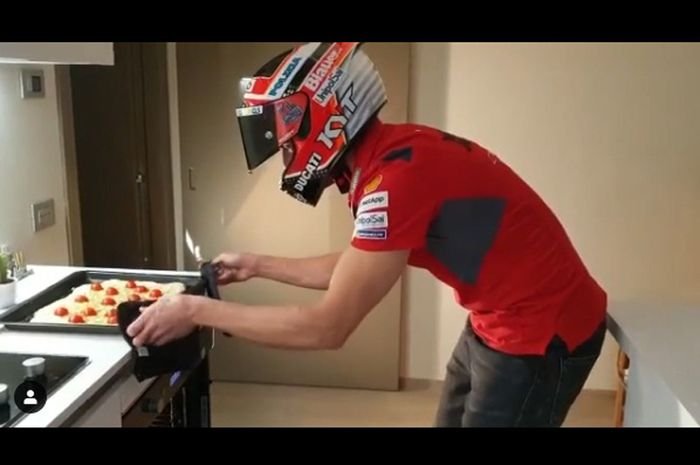 michelle pirro buat pizza pake helm