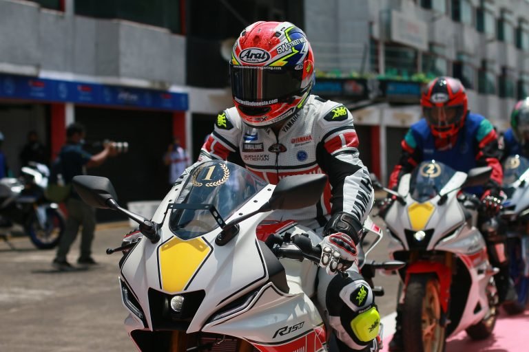 The 1st bLU cRu Experience in Indonesia yang diwujudkan dalam aktivitas test ride All New R15 Connected di Sentul International Circuit (2)