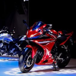 Honda CBR500R Four. 500cc 4 silinder. Ah inimah mukaknya Cbr sempak banget. Hahaha… jadi kepikir-2